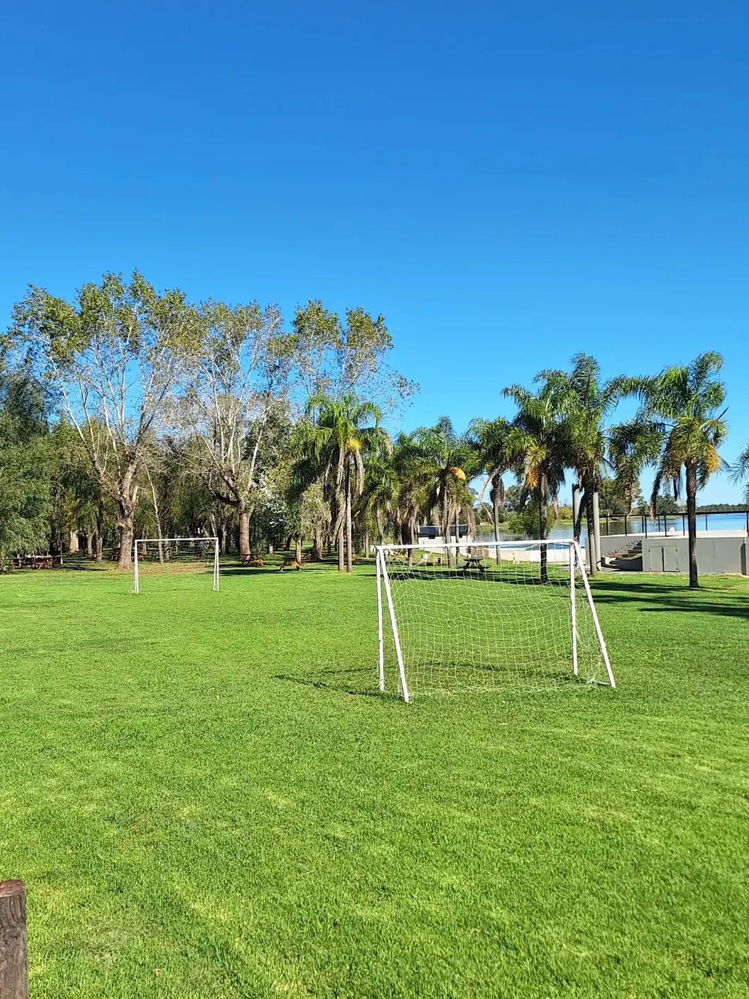 Los arcos de fútbol con la laguna.