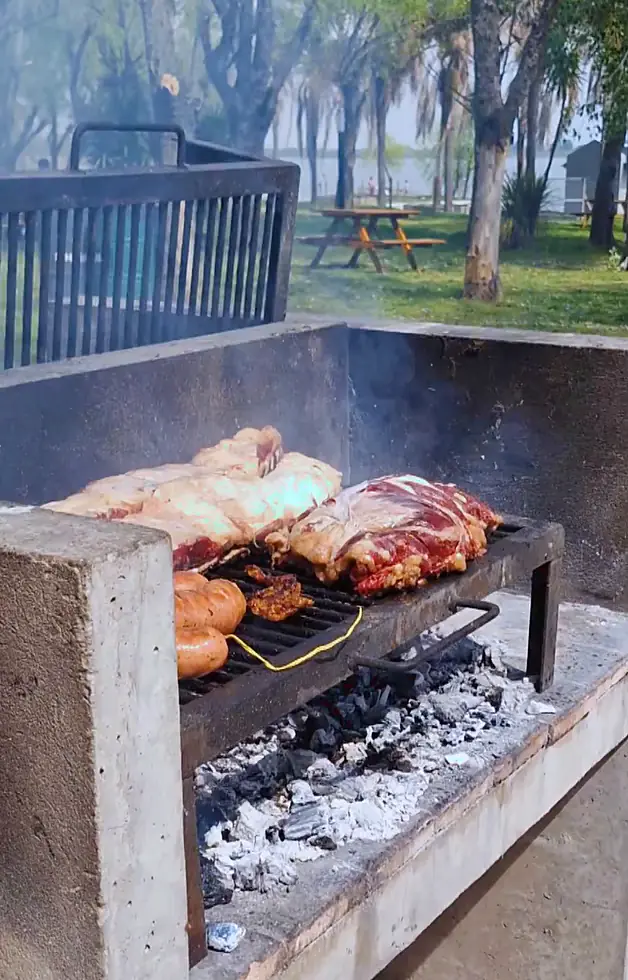 El asado en la parrilla.
