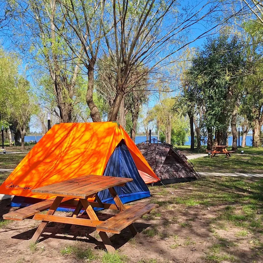 Carpas en las parcelas, con su mesa.