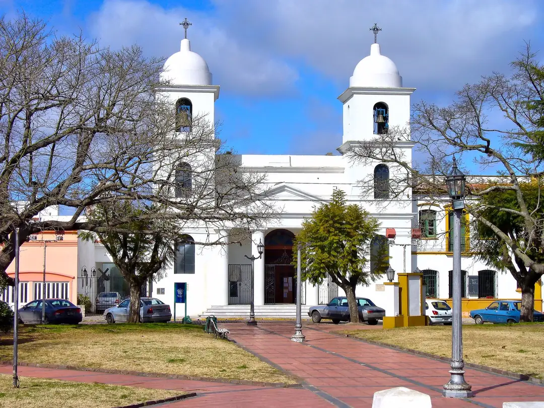 La catedral de Chascomús, blanca y con dos torres, frente a la plaza.