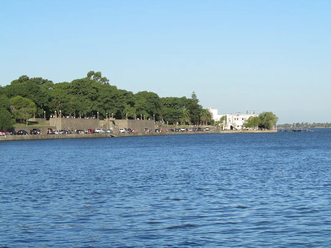 La laguna de Chascomús desde la Costanera, con árboles en la orilla de enfrente.