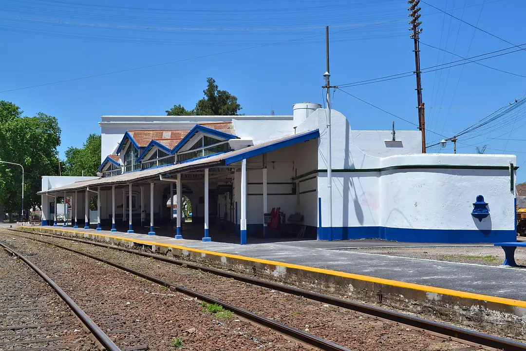 El andén de la estación de tren de Chascomús, con su techo de chapa y las vías.
