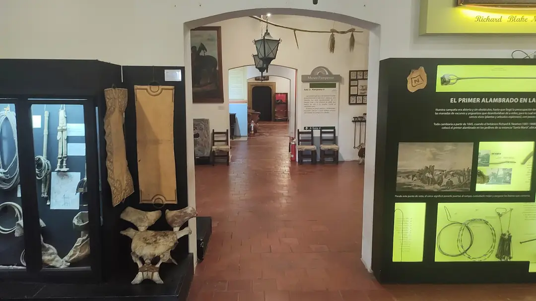Una sala del Museo Pampeano, con vitrinas y objetos históricos.