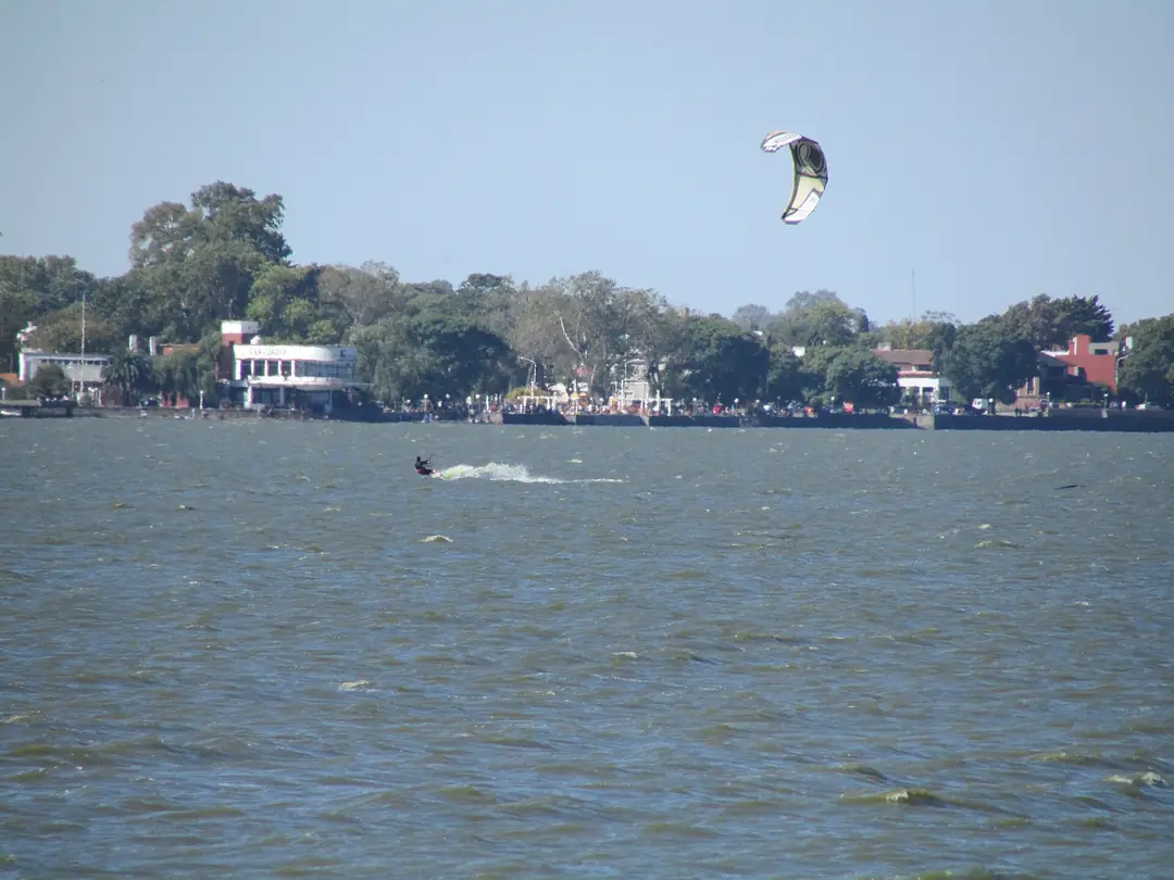 Una persona haciendo kitesurf en la laguna de Chascomús.