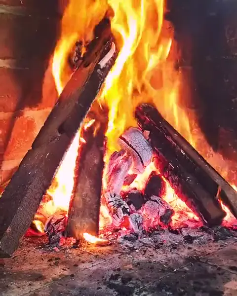 El fuego de un fogón con leña.