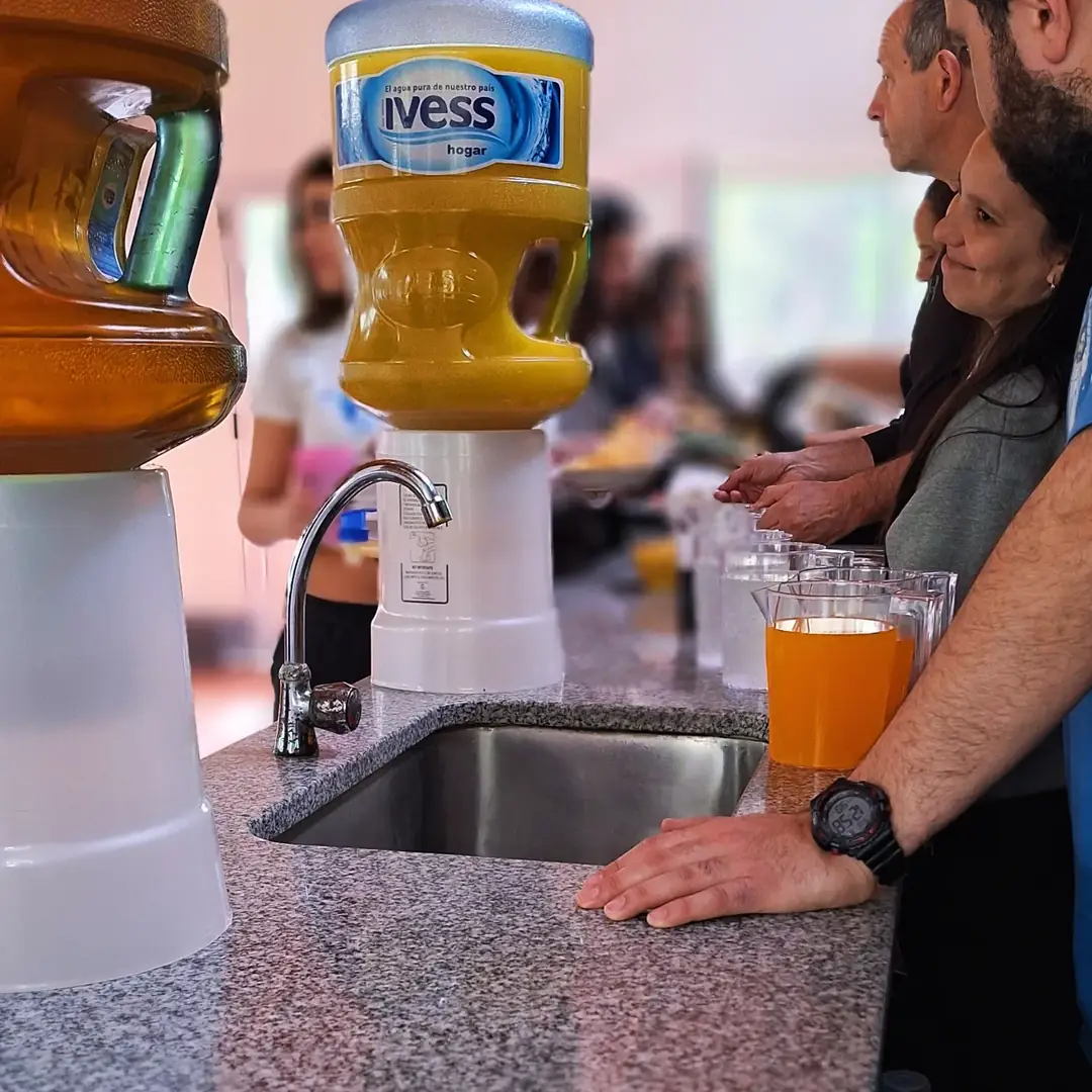 Jugo y comida servidos para un grupo en el SUM.