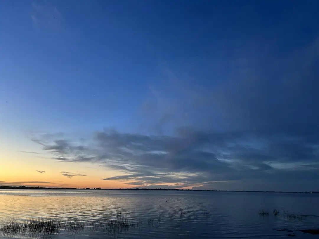 La laguna de Chascomús en calma, al caer la tarde.