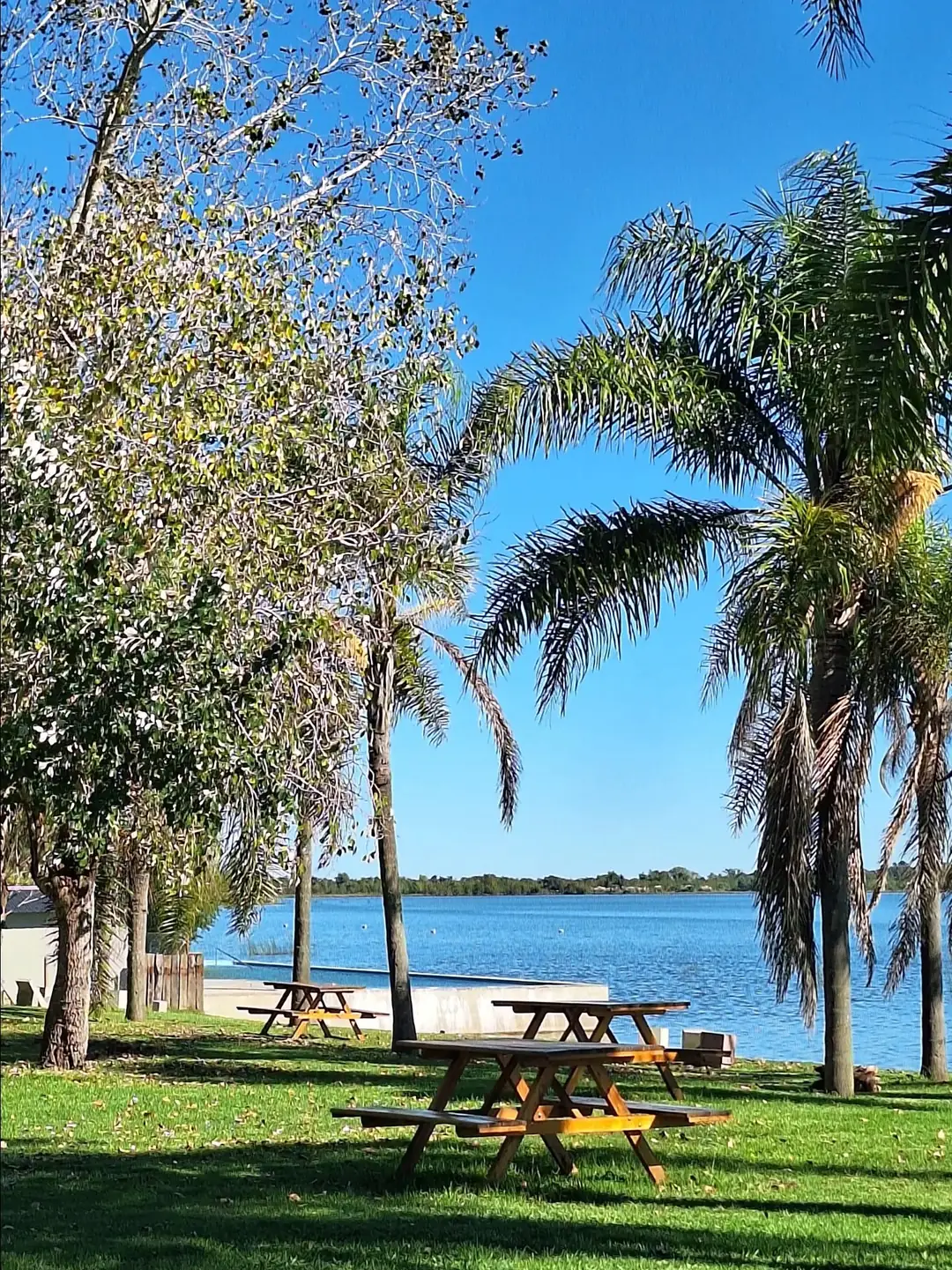 Una mesa al borde de la laguna.