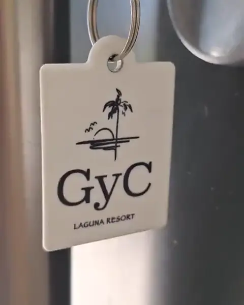 El llavero de GyC en la cerradura: gira y dice Biguá.