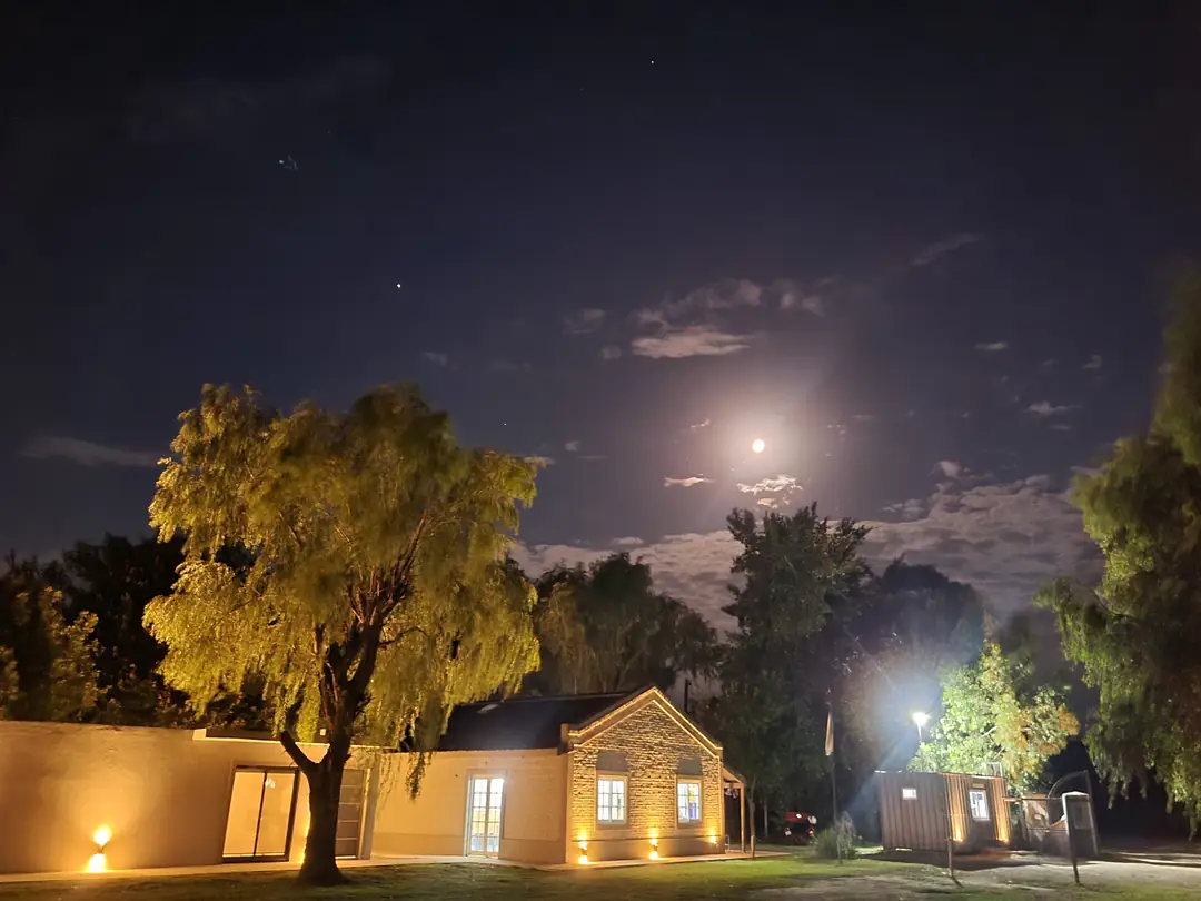 Los monoambientes de noche, con luna.