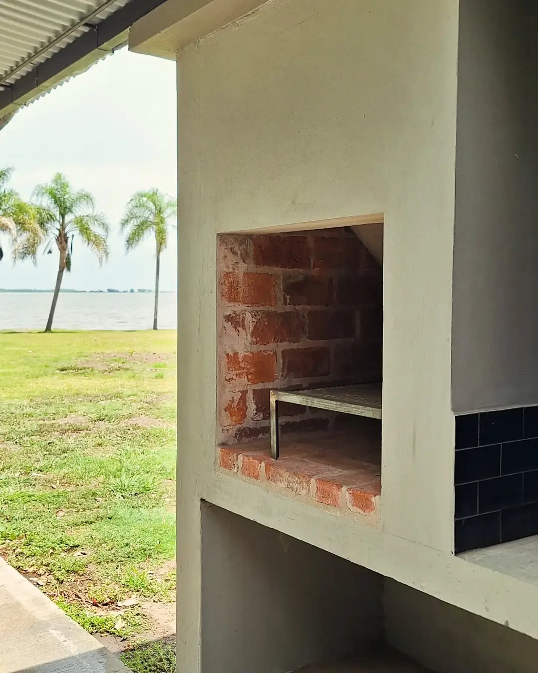 La galería con parrilla del monoambiente.