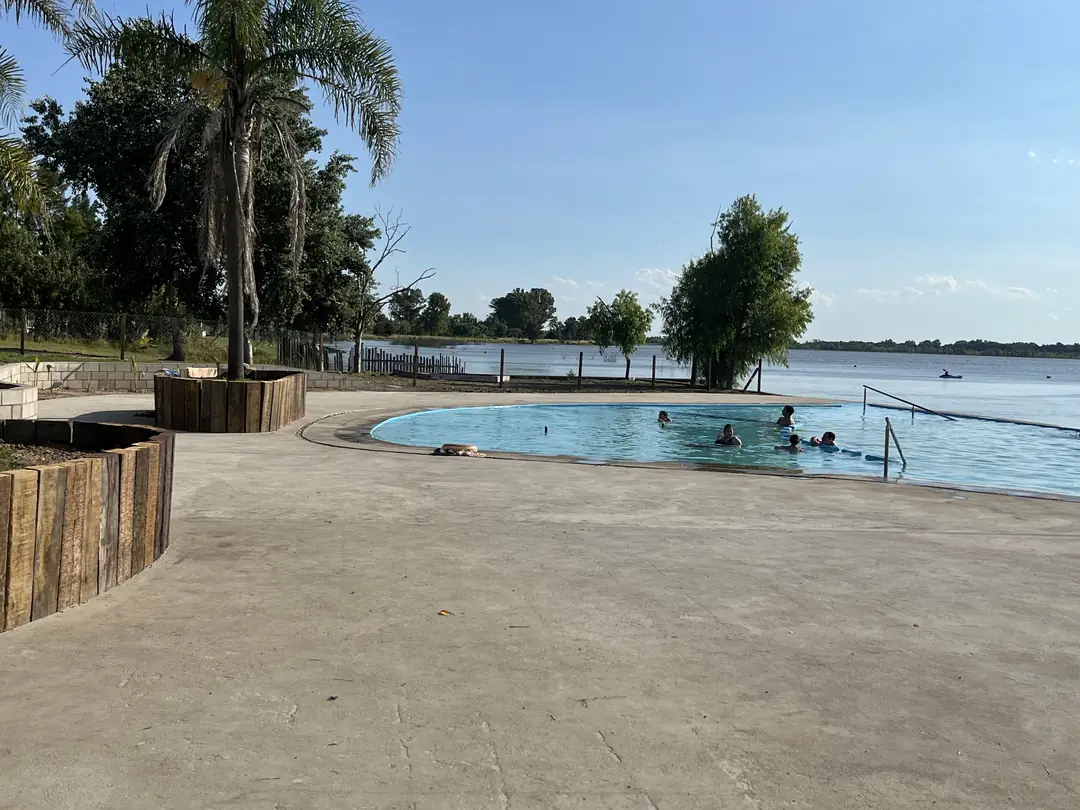 La pileta vista desde el parque.